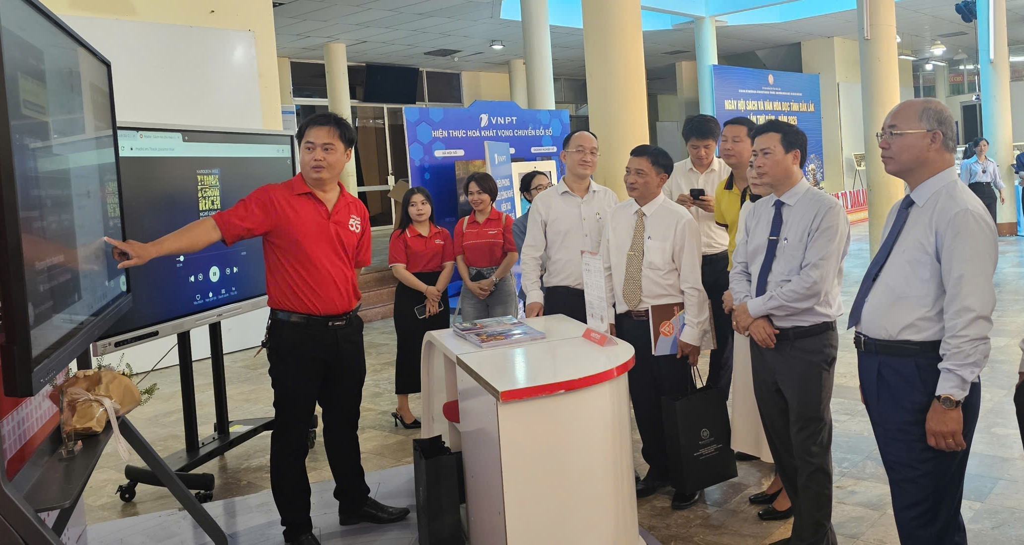 Đại diện Vietel Đắk Lắk (Chi nhánh của Tập đoàn Công nghiệp - Viễn thông Quân đội, Doanh nghiệp Nhà nước) giới thiệu sản phẩm với các đại biểu tại Ngày Sách và Văn hóa đọc năm 2026